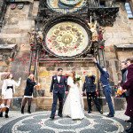 Фото свадьбы под часами в Праге